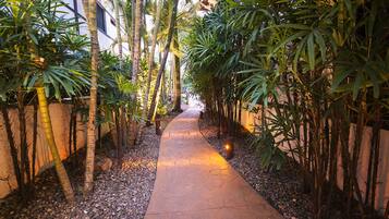 Quarto casal, sacada | Frigobar, cofres nos quartos, cortinas blackout