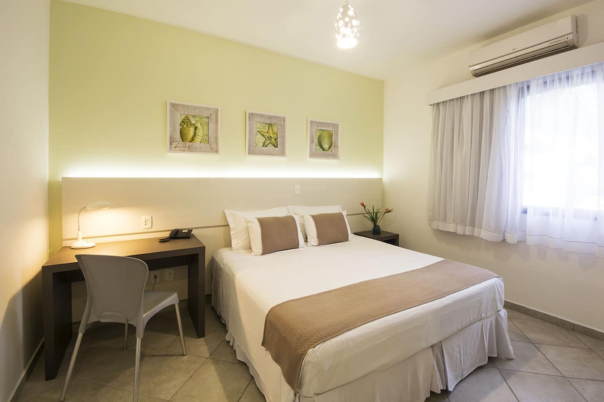 Frigobar, cofres nos quartos, cortinas blackout