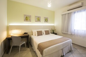 Minibar, in-room safe, blackout drapes, iron/ironing board - Hotel Ilhas da Grécia (Guarujá)