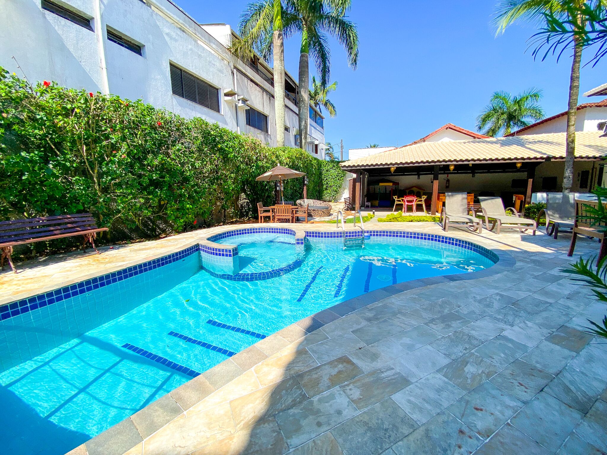 Ulkouima-allas, aurinkotuoleja