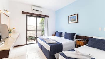 Quarto triplo, sacada | Frigobar, cofres nos quartos, cortinas blackout