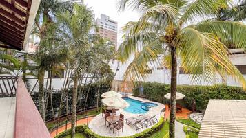 Piscina externa, espreguiçadeiras