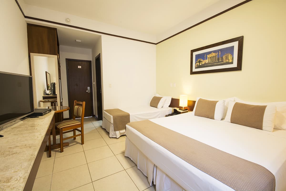 Standard Triple Room | Bar mini, peti besi dalam bilik, langsir/tirai gelap terus