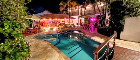 Piscina externa, espreguiçadeiras