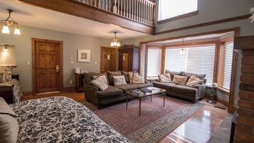 1 غرفة نوم وخزنة داخل الغرفة وبديكورات فريدة لكل غرفة