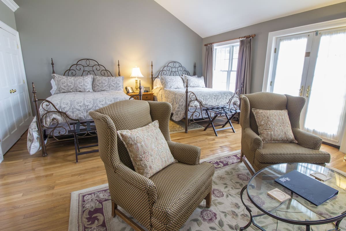 Superior Cottage, 2 Queen Beds | Bathroom | Combined shower/bathtub, free toiletries, hair dryer, towels