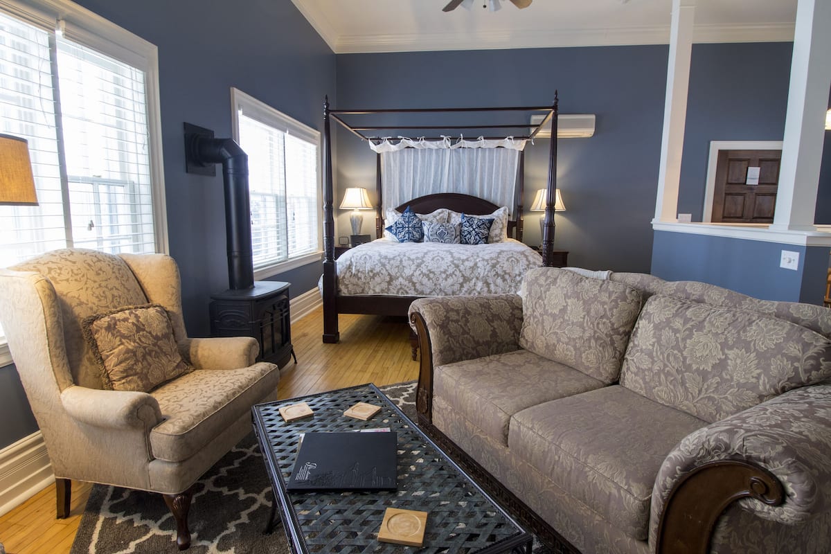 Deluxe Cottage, 1 King Bed | 1 bedroom, in-room safe, individually decorated, individually furnished