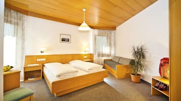 Economy appartement, 2 slaapkamers, balkon | Een kluis op de kamer, een bureau, geluiddichte muren, gratis wifi