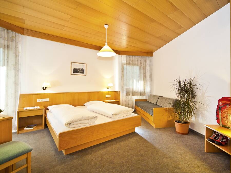 Apartamento econômico, 2 quartos, sacada | Cofres nos quartos, escrivaninha, quartos à prova de som