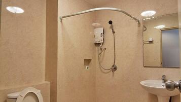 Comfort-dobbeltværelse | Badeværelse | Bruser, gratis toiletartikler, hårtørrer, håndklæder