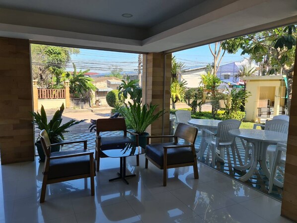 TV - Suklutai Hotel & Serviced Apartment (Bang Khla)