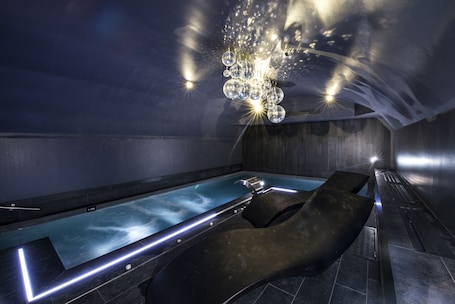 Indoor pool. Vertigo Hotel, Dijon, a Member of Design Hotels