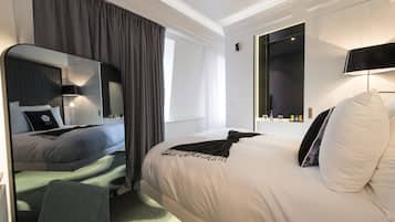 Bộ đồ giường cao cấp, minibar, két bảo mật tại phòng