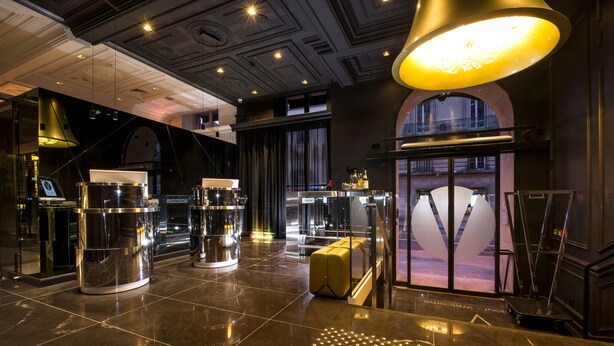Lobby-lounge