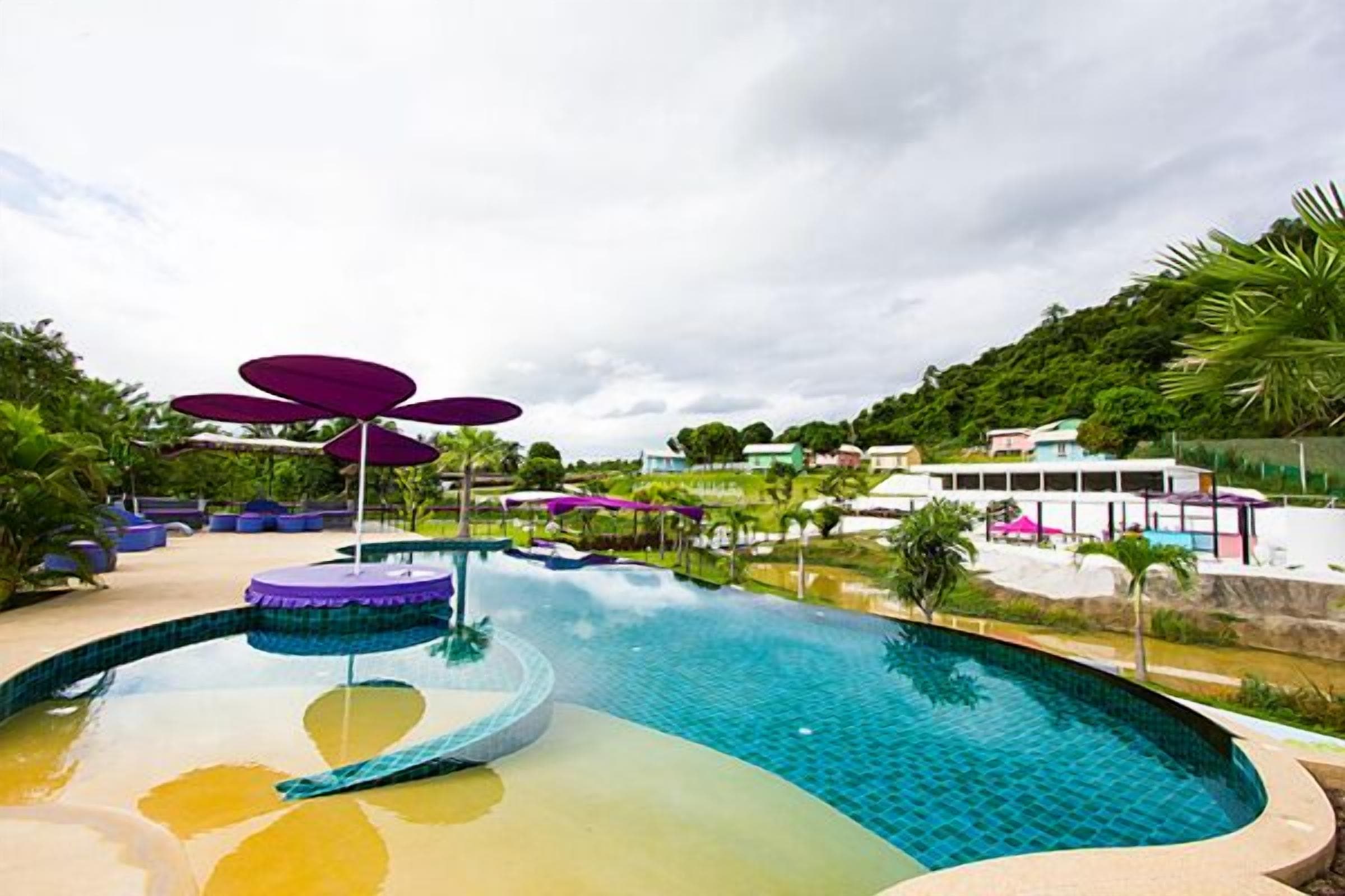 室外游泳池，日光浴躺椅