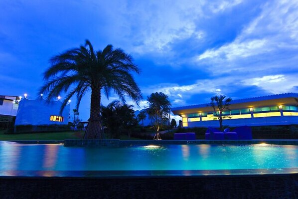 Outdoor pool, sun loungers - Gorilla Hills Hua Hin Hotel (Hua Hin)