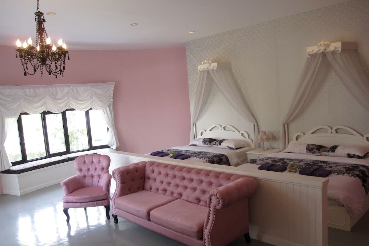 ห้องสวีท (Princess Suite) | เครื่องนอนระดับพรีเมียม, ตู้นิรภัยในห้องพัก, โต๊ะทำงาน, เตียงเสริม/เปล