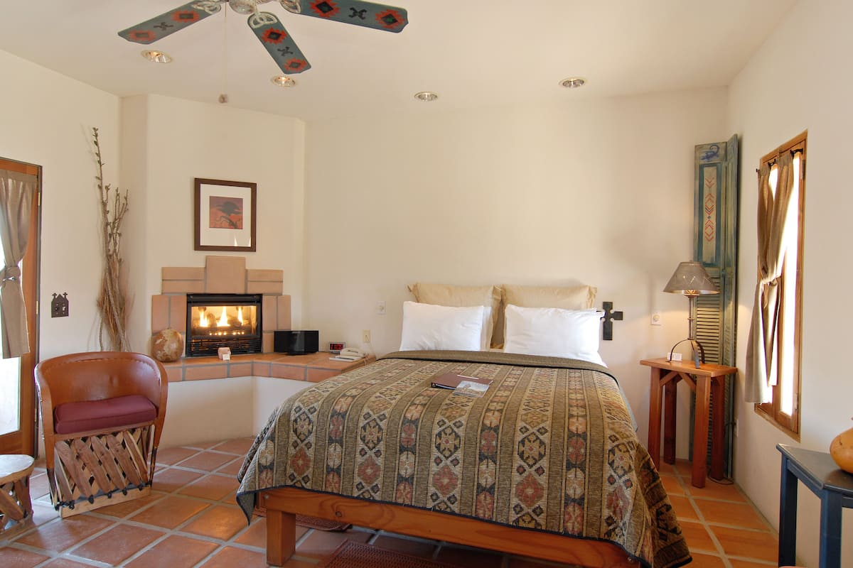 Mesquite Superior Queen Room with Fireplace | Ylelliset vuodevaatteet, yksilöllisesti sisustettu