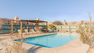 2 udendørs pools, parasoller, liggestole