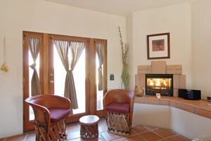 Mesquite Superior Queen Room with Fireplace | 起居区 | 32-英寸电视（配备有线频道）、DVD 播放器、iPod 基座