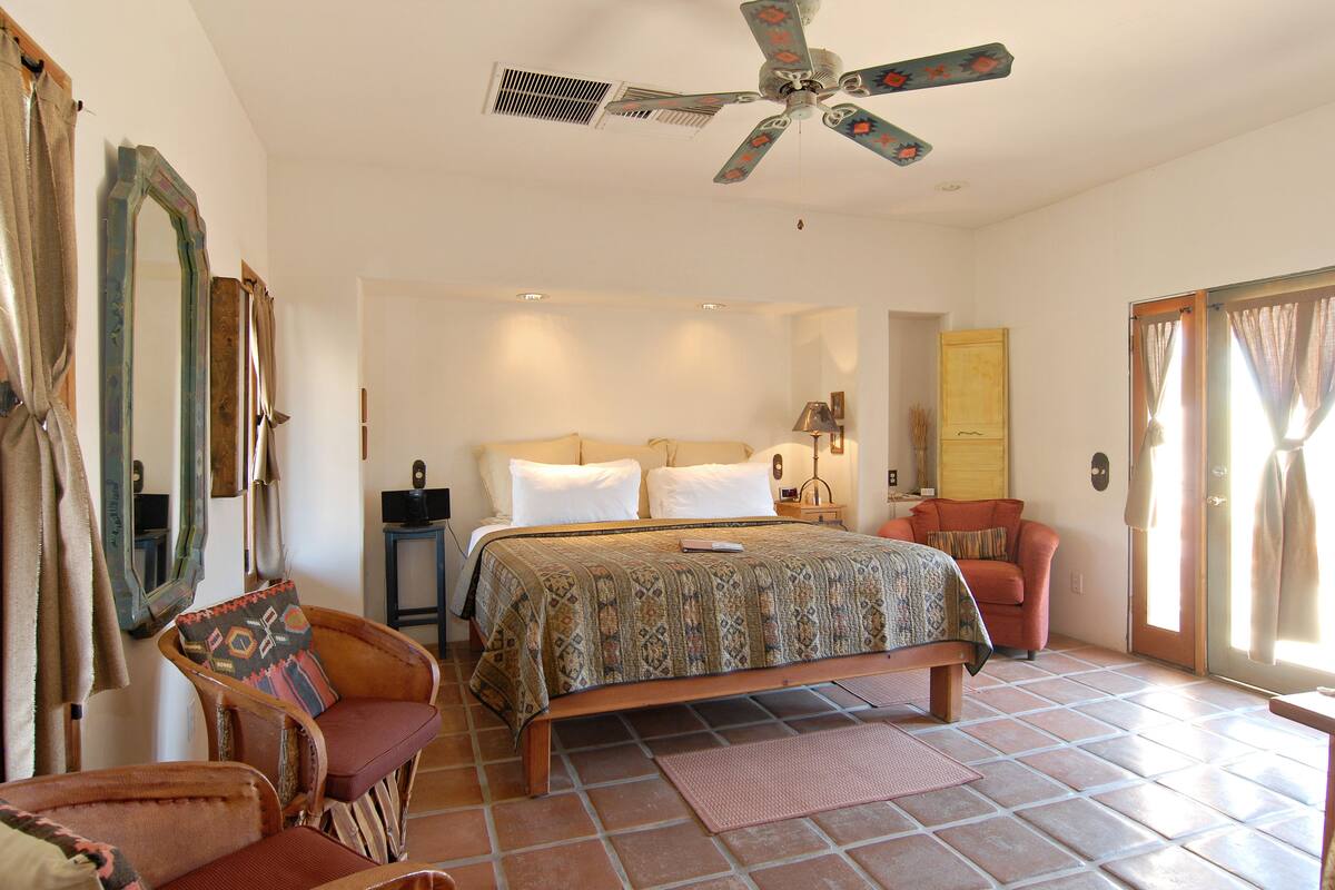 Smoketree Deluxe Jacuzzi King