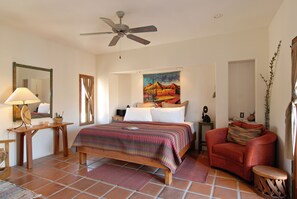 Smoketree Deluxe King | Premium bedding, individually decorated, individually furnished