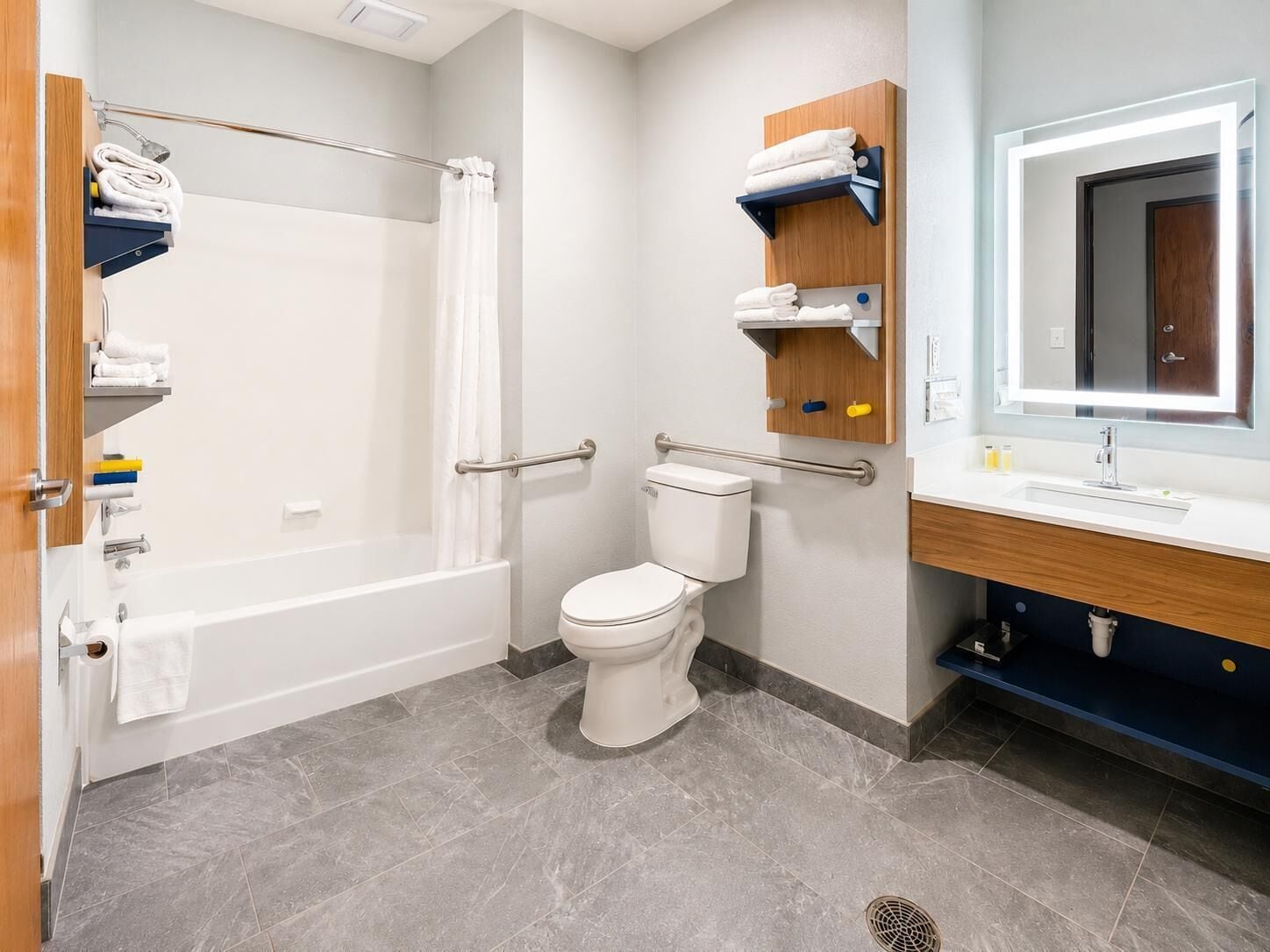 Combined shower/tub, free toiletries, hair dryer, towels