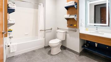 Combined shower/tub, free toiletries, hair dryer, towels