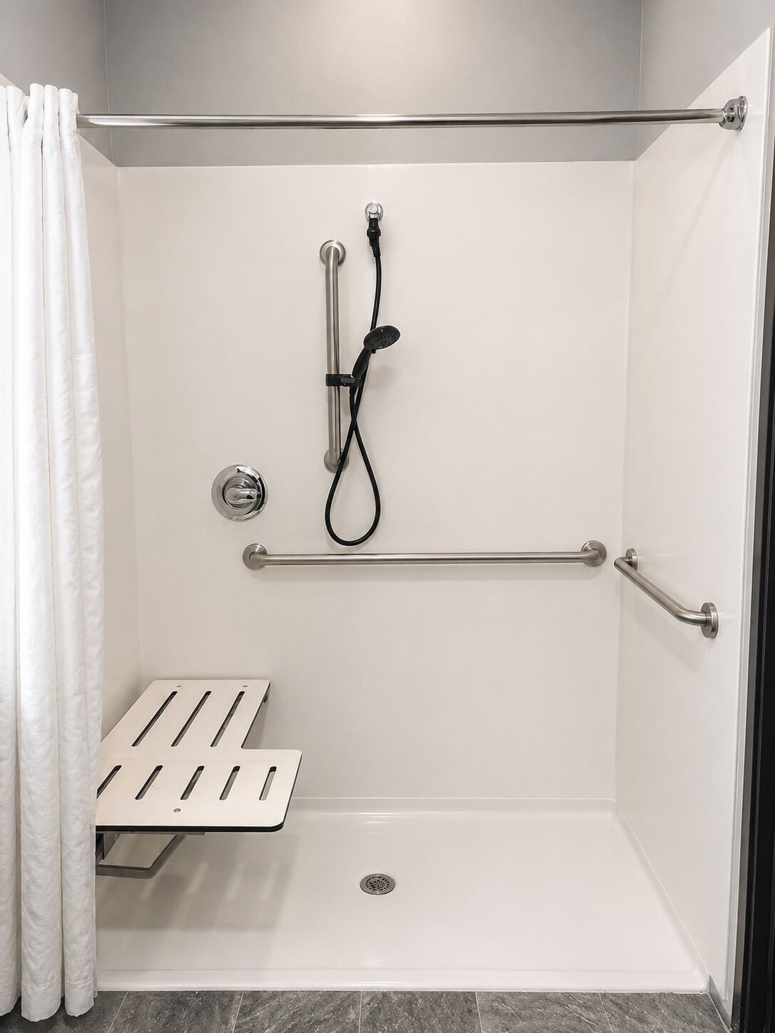 Combined shower/tub, free toiletries, hair dryer, towels