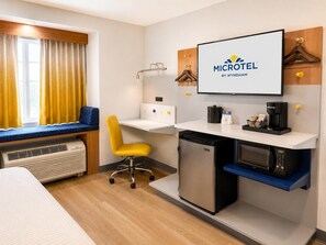 Hypo-allergenic bedding, in-room safe, desk, iron/ironing board - Microtel Inn & Suites By Wyndham Midland (Midland)