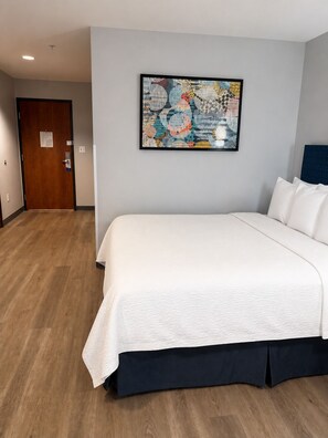 Ropa de cama hipoalergénica y caja de seguridad en la habitación 