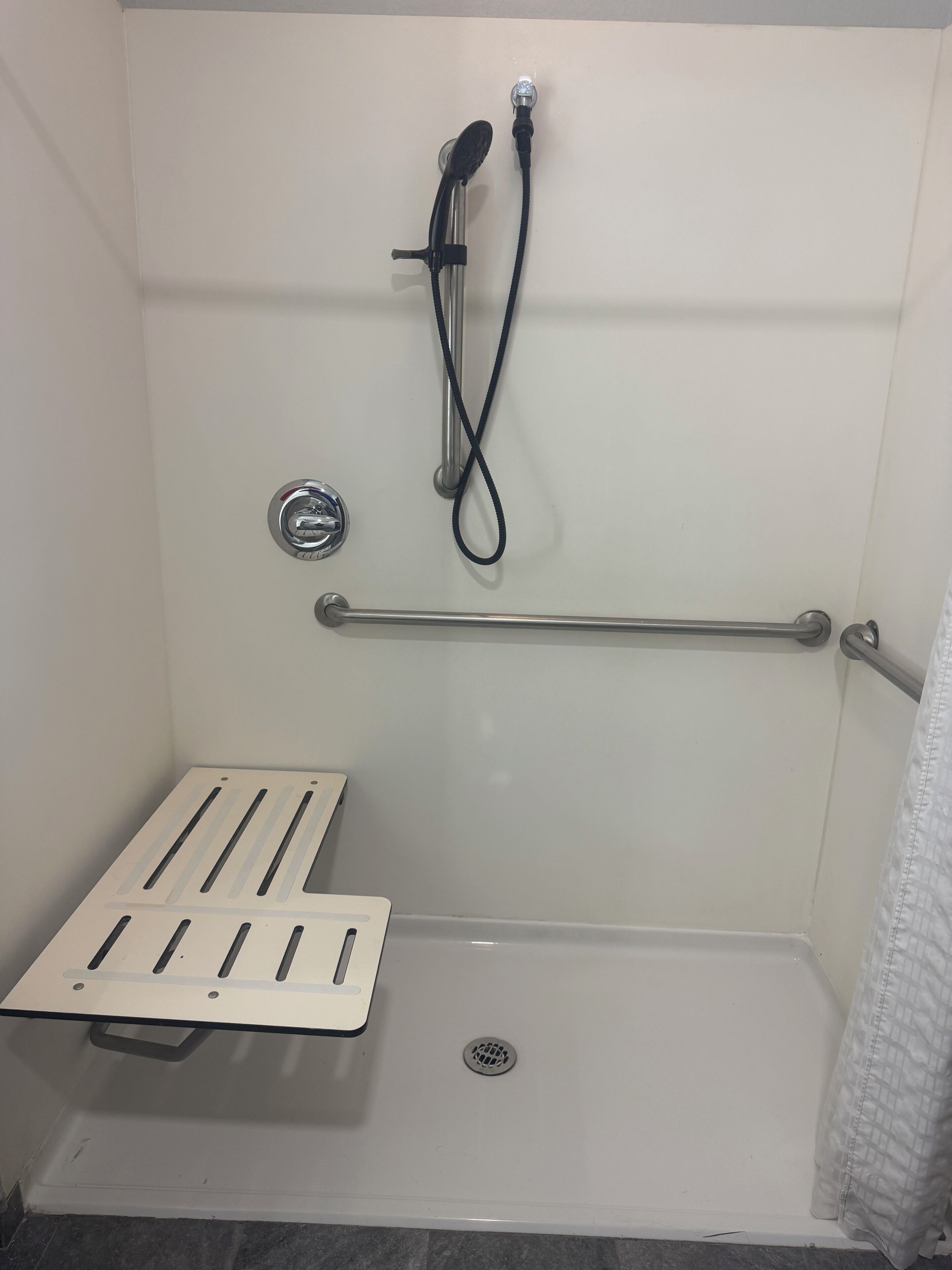 Room, 1 Queen Bed, Accessible, Non Smoking (Mobility Roll-In Shower) | Hypo-allergenic bedding available, in-room safe, desk