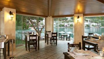 Breakfast, lunch and dinner served