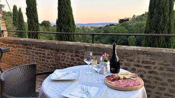 Une table dressée pour deux personnes, avec vue sur la campagne.
