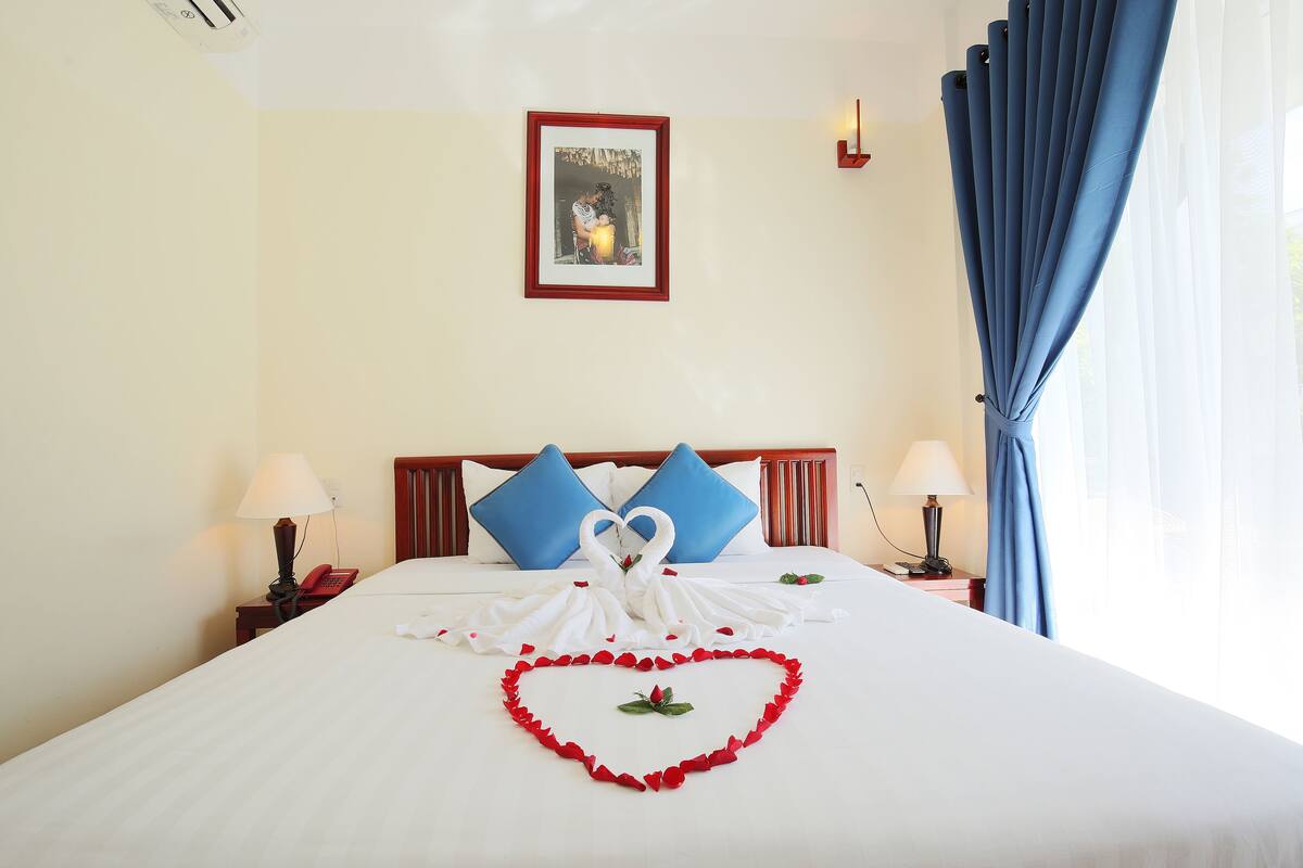 Deluxe Room, Balcony, City View | Minibar, in-room safe, desk, WiFi (free)