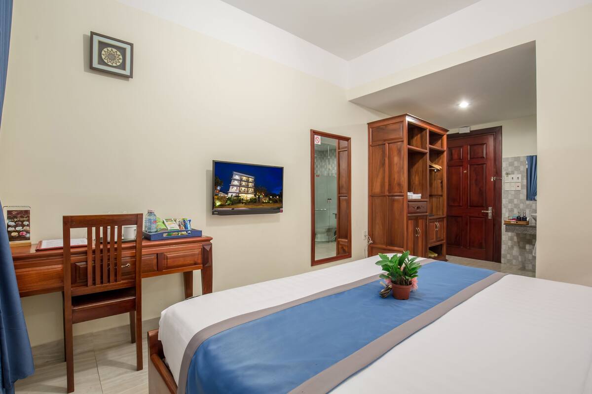 Standard Room, City View | Minibar, in-room safe, desk, WiFi (free)