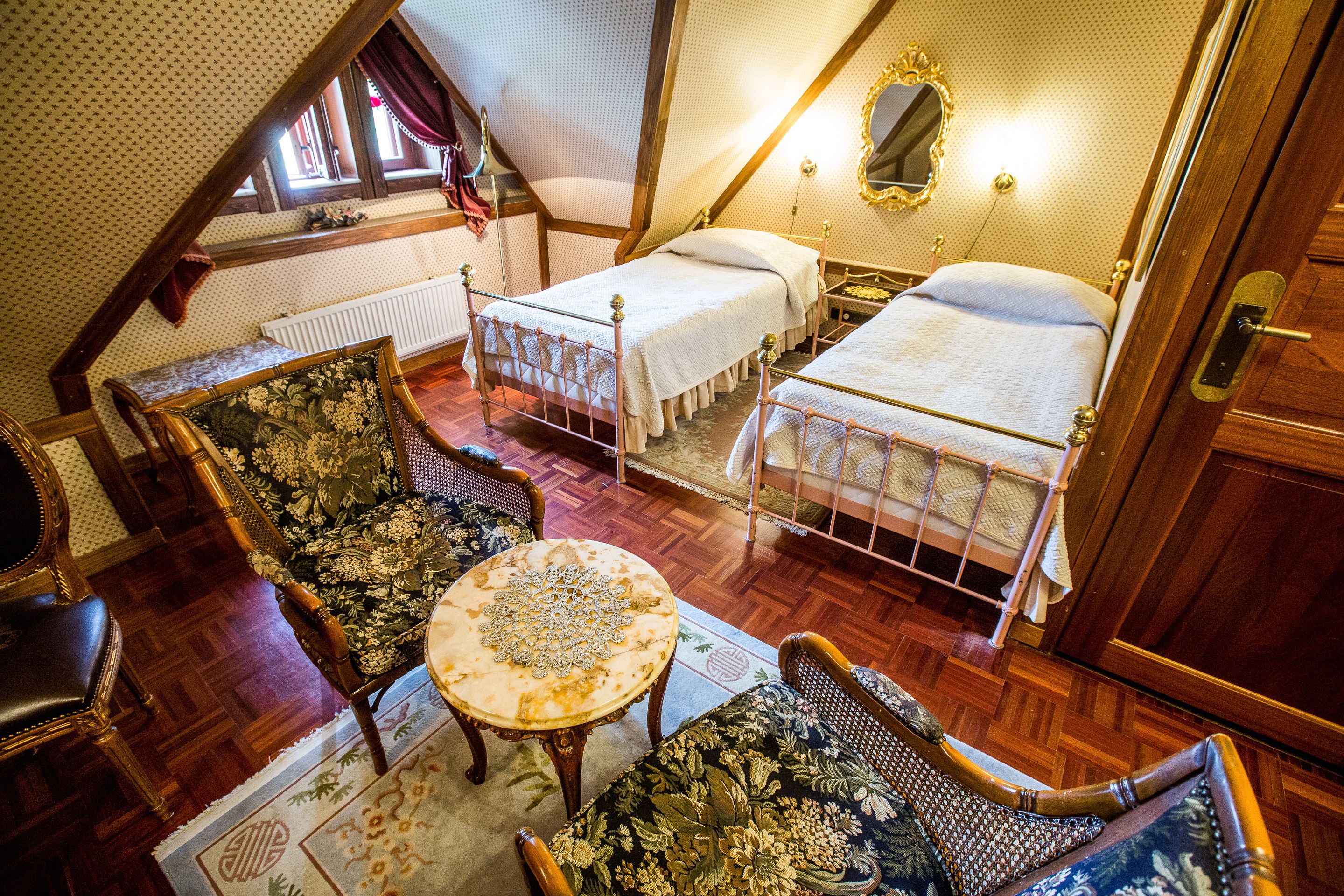 standard room | 1 bedroom, minibar, individually decorated, individually furnished