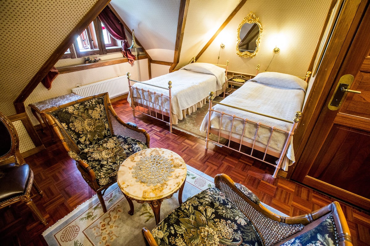 standard room | 1 bedroom, minibar, individually decorated, individually furnished