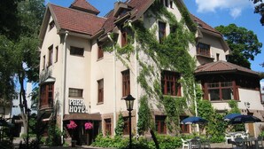 A two-story building with a sign reading "Park Hotel". - Park Hotel Turku (Turku)
