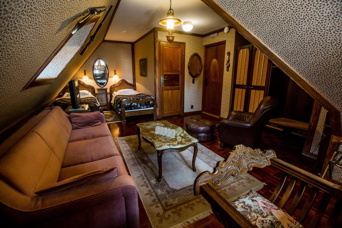 family room | 1 bedroom, minibar, individually decorated, individually furnished