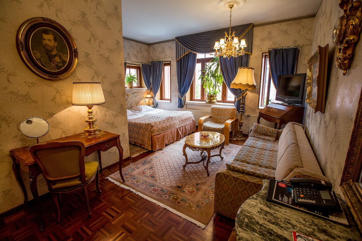 family room | 1 bedroom, minibar, individually decorated, individually furnished