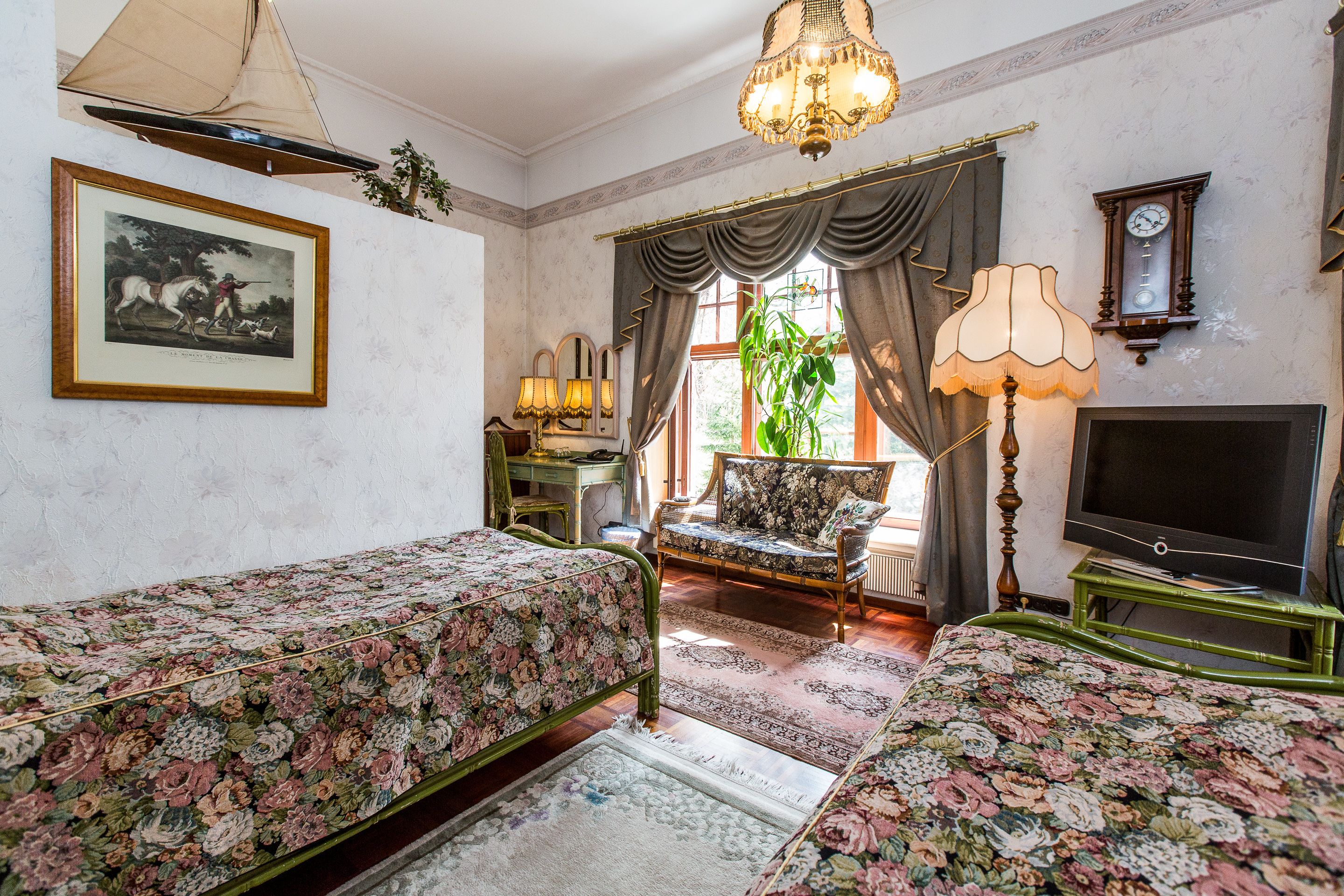 standard room | 1 bedroom, minibar, individually decorated, individually furnished