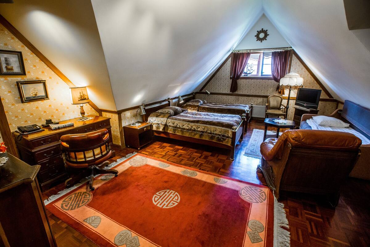 Family Room | Minibar, iron/ironing board (on request), WiFi (free)