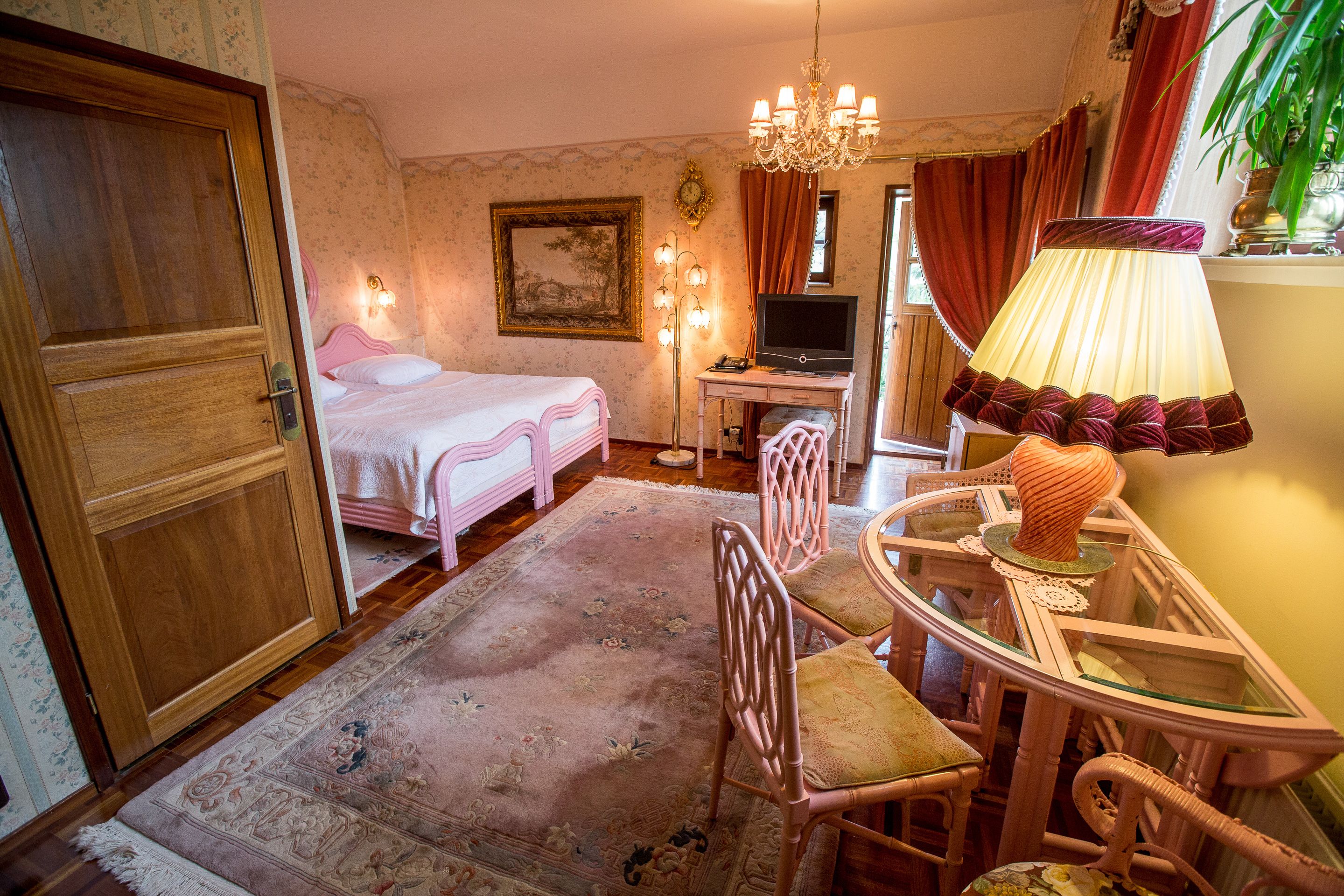 standard room | 1 bedroom, minibar, individually decorated, individually furnished