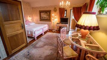Standard Room | Minibar, individually decorated, individually furnished