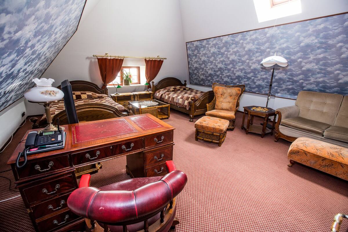 Suite | Minibar, iron/ironing board (on request), WiFi (free)