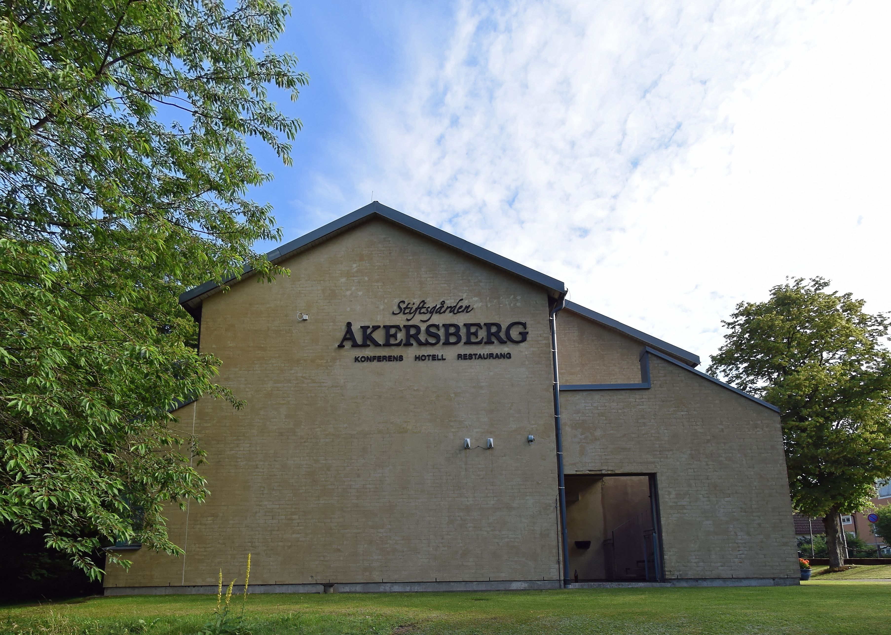 Un edificio con un cartel que dice "Stiftsgarder Akerberg Konferens Hotel Restaurant".