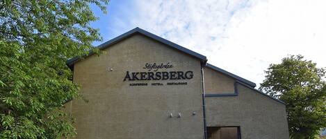 Un edificio con un cartel que dice "Stiftsgarder Akerberg Konferens Hotel Restaurant".