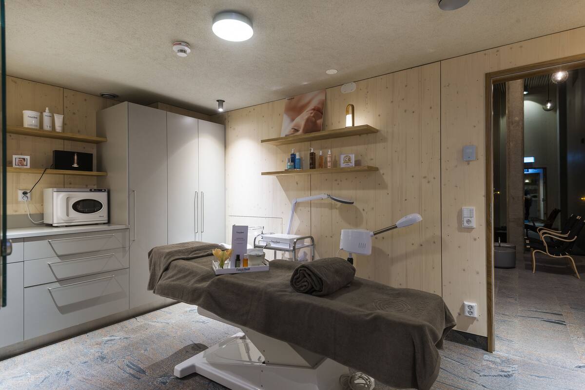 sauna, steam room, body treatments, swedish massages, facials