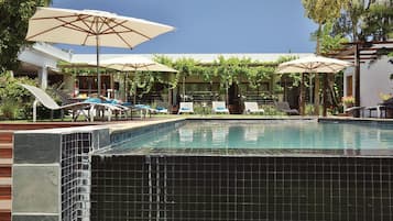 Piscine extérieure, parasols de plage, chaises longues